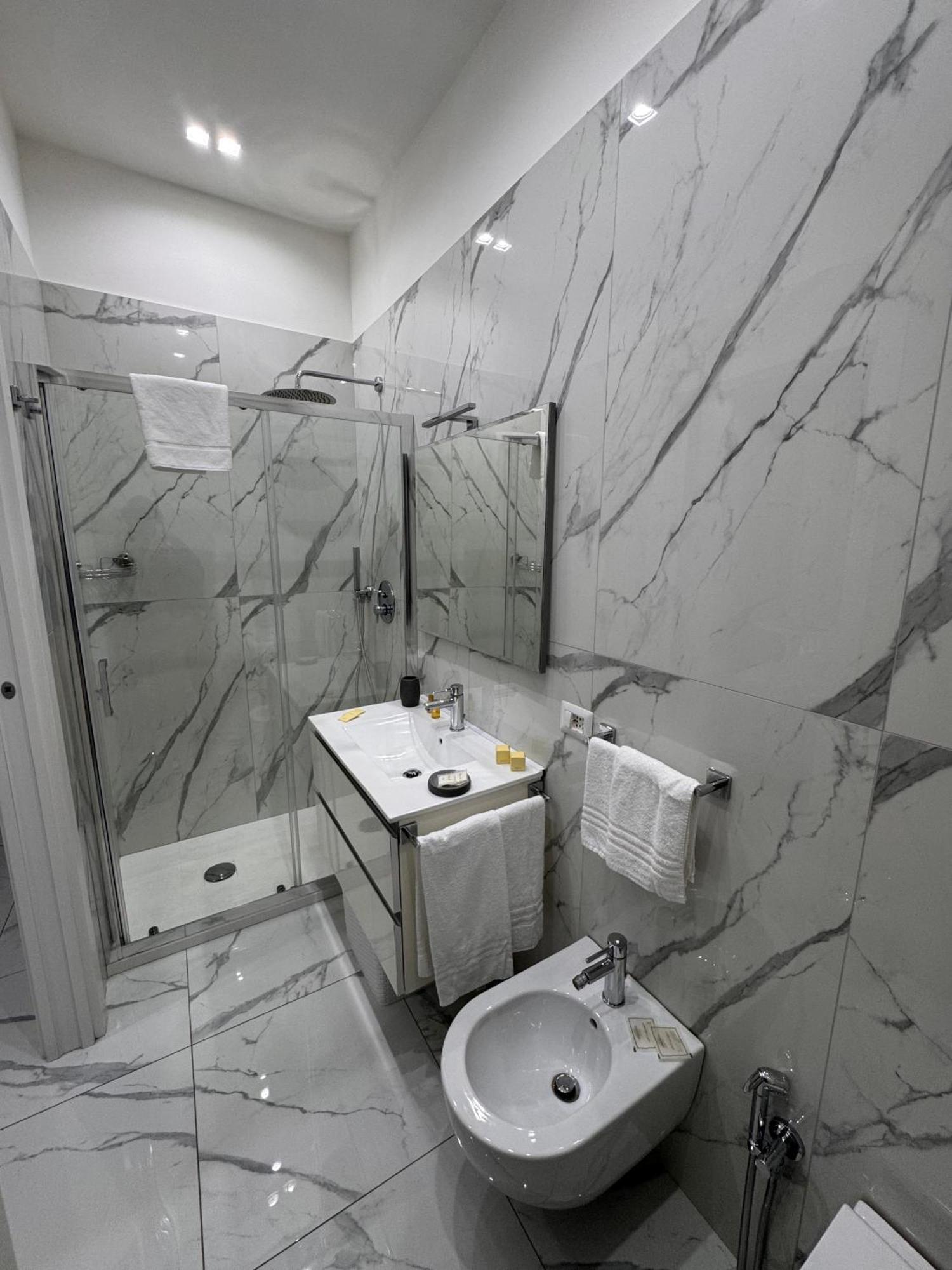 Lady Mary'S Luxury Suites Neapel Exteriör bild