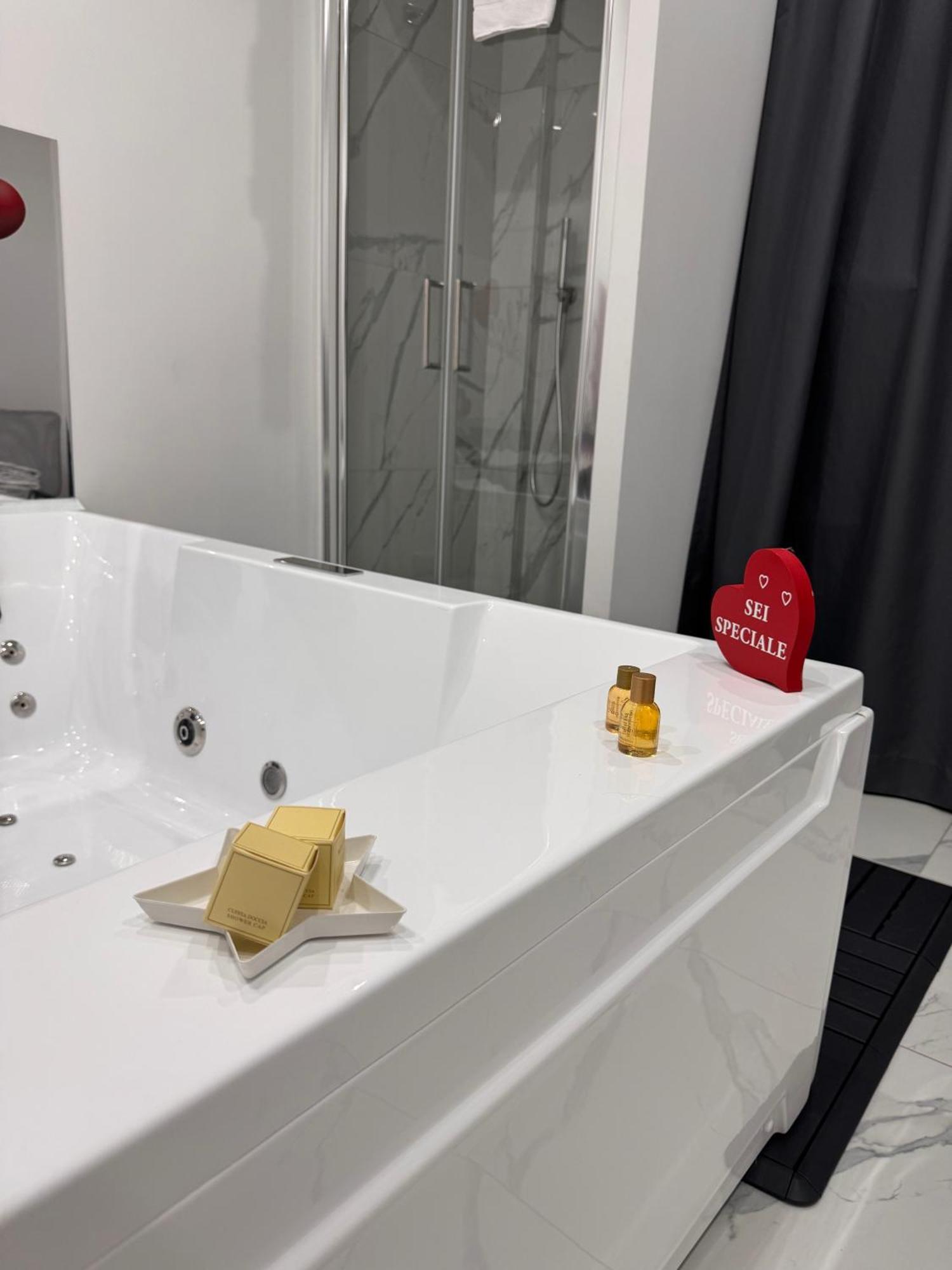 Lady Mary'S Luxury Suites Neapel Exteriör bild