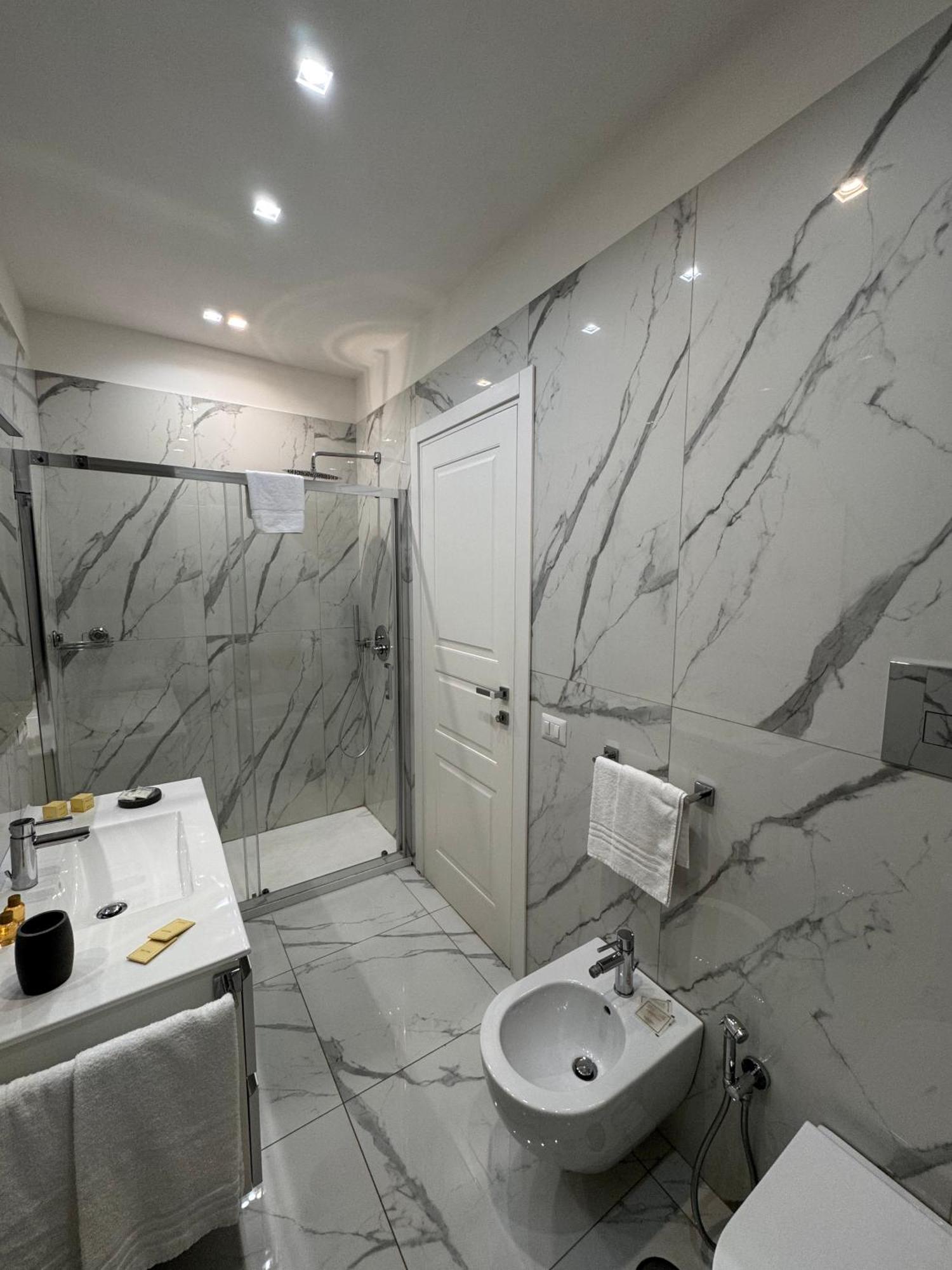 Lady Mary'S Luxury Suites Neapel Exteriör bild
